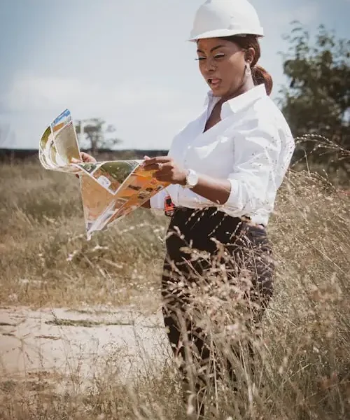 acheter terrain sans titre foncier Togo - femme consultant un document foncier