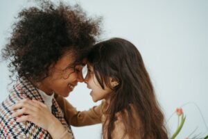 Mère embrassant son enfant adopté au Togo - adoption enfant Togo procédure