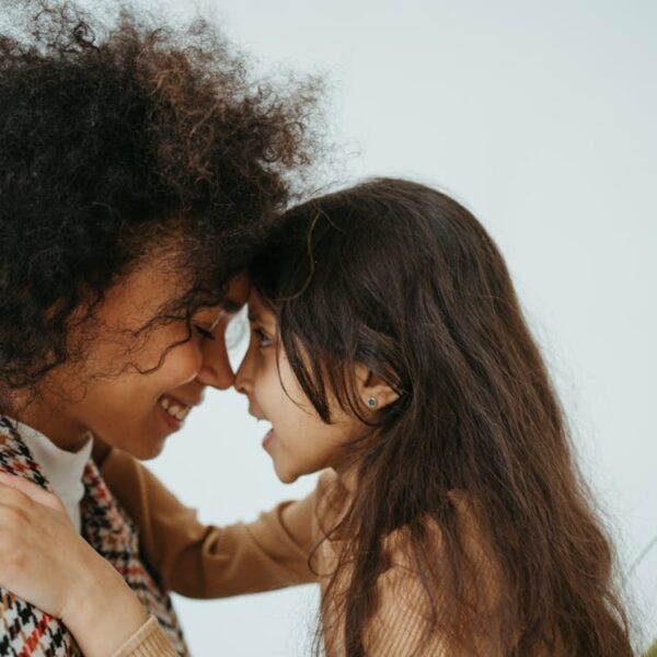 Mère embrassant son enfant adopté au Togo - adoption enfant Togo procédure