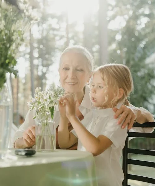 Grand-mère et petite-fille assises ensemble - confiage enfant garde informelle Togo