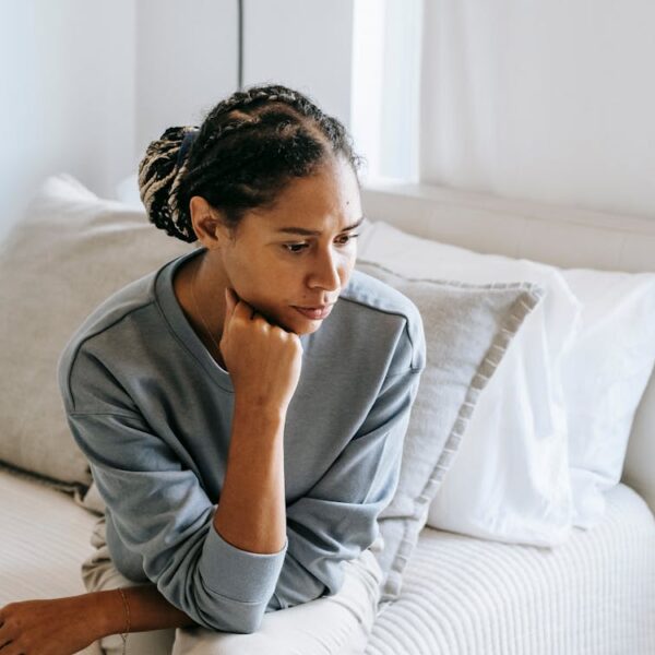 Femme africaine réfléchissant aux conséquences du divorce après abandon de foyer au Togo