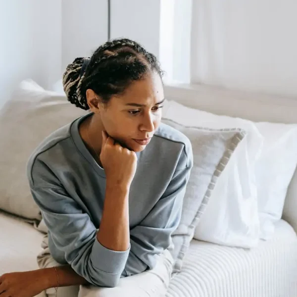 Femme africaine réfléchissant aux conséquences du divorce après abandon de foyer au Togo