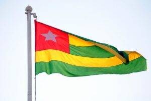 Drapeau du Togo flottant à Lomé - nationalité togolaise