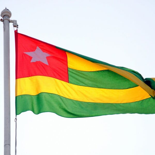 Drapeau du Togo flottant à Lomé - nationalité togolaise
