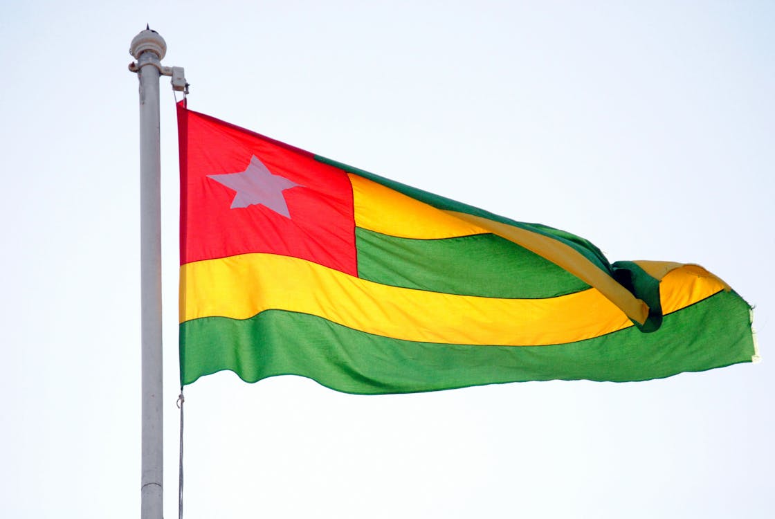 Drapeau du Togo flottant à Lomé - nationalité togolaise