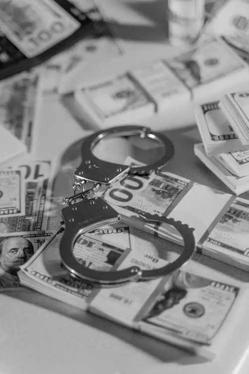 Loi anti-blanchiment Togo 2026 - menottes sur billets de banque symbolisant la lutte contre le blanchiment de capitaux