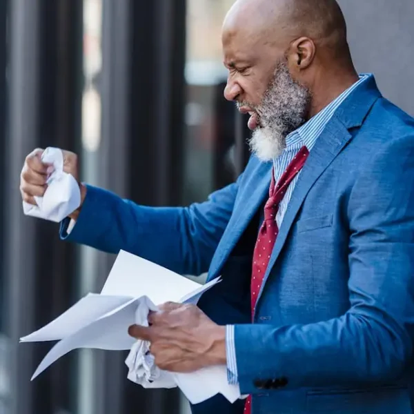 Licenciement abusif au Togo - salarié consultant ses droits avec le Code du travail togolais