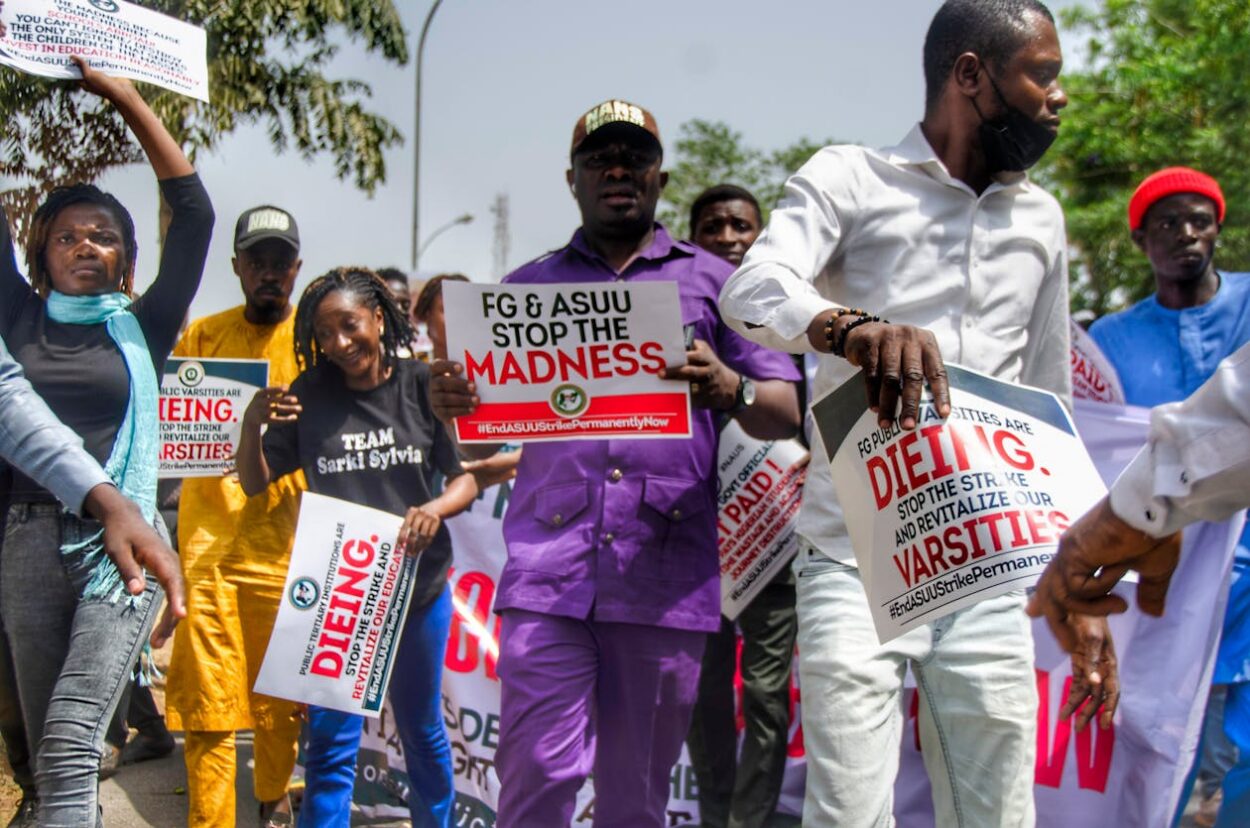 Droit de greve au Togo - manifestants africains avec pancartes syndicales