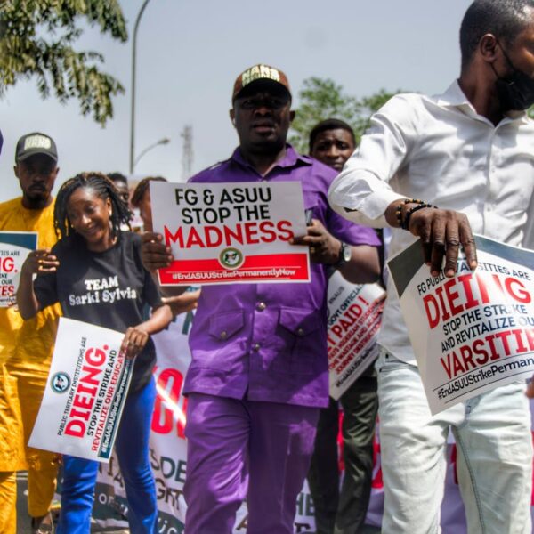 Droit de greve au Togo - manifestants africains avec pancartes syndicales