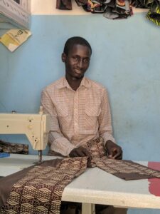 Apprentie couturiere au Togo - artisan africain dans son atelier de couture
