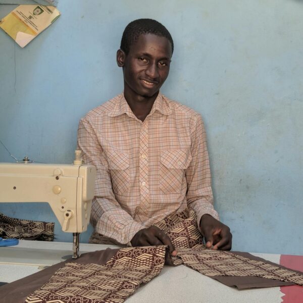 Apprentie couturiere au Togo - artisan africain dans son atelier de couture