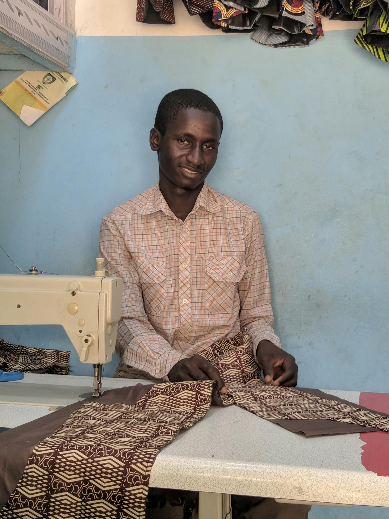 Apprentie couturiere au Togo - artisan africain dans son atelier