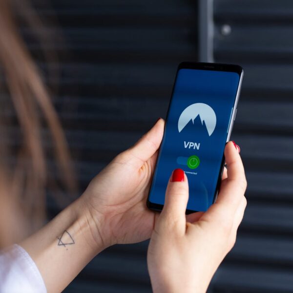 Protection donnees personnelles Togo - smartphone securite numerique