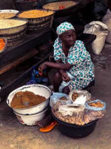 Vendeuse africaine au marche salaire minimum Togo patron