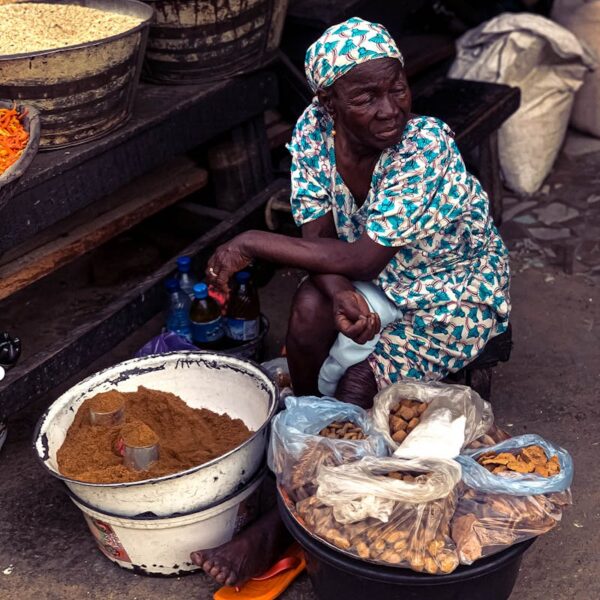 Vendeuse africaine au marche salaire minimum Togo patron