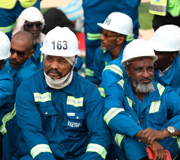 Travailleurs africains en uniforme - salaire minimum Togo SMIG