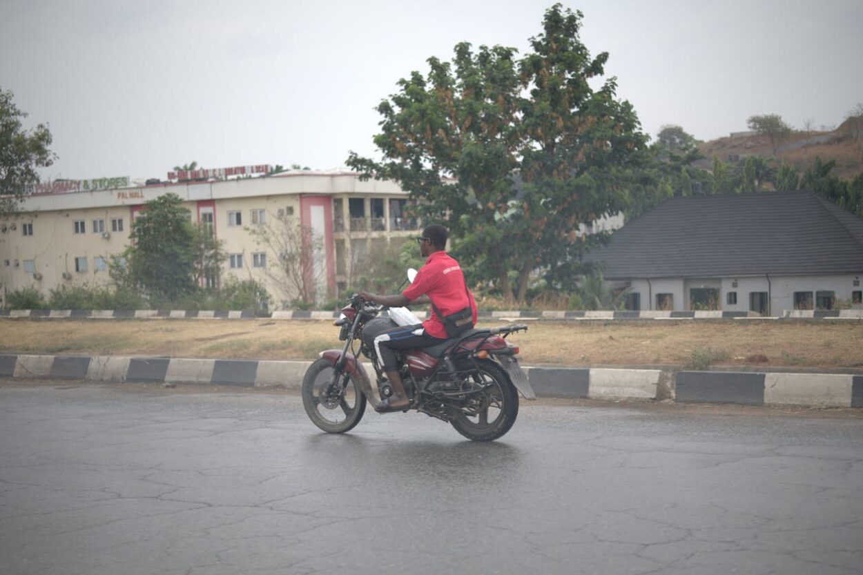 Moto-taxi zemidjan sur une route urbaine en Afrique de l Ouest