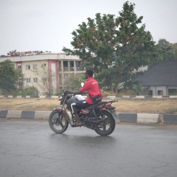 Moto-taxi zemidjan sur une route urbaine en Afrique de l Ouest