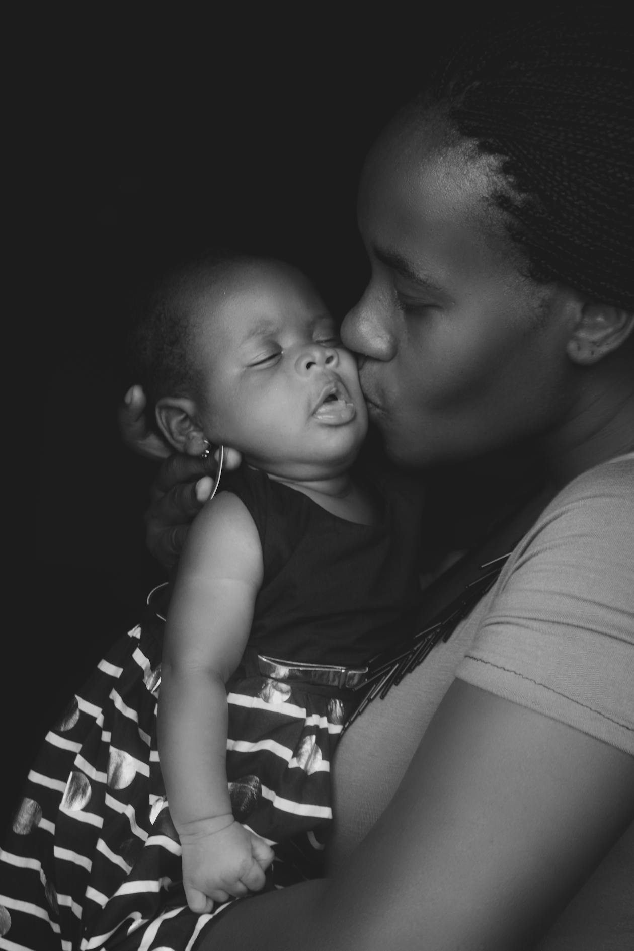 Adoption d'un enfant au Togo - famille togolaise heureuse avec enfant adopté