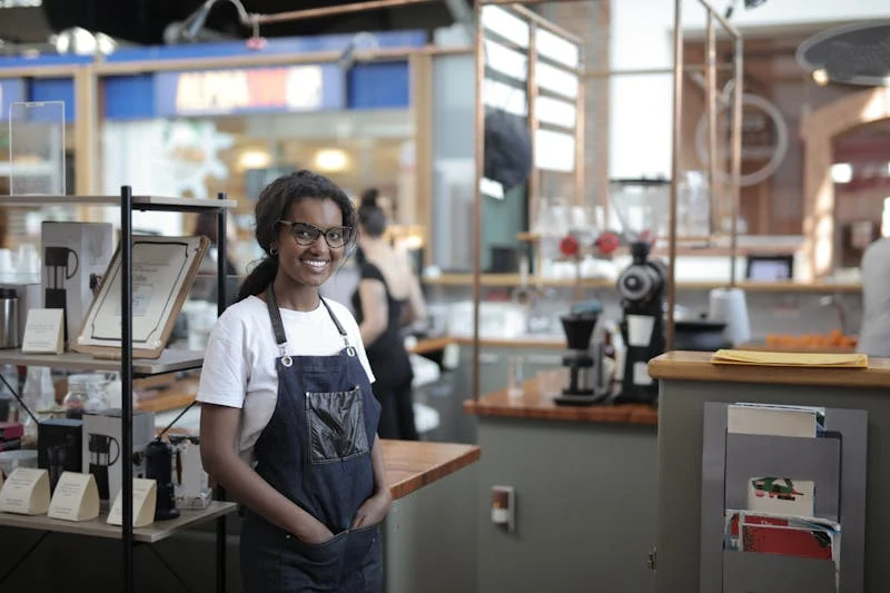 Femme dans une boutique salaire minimum Togo droits salarie