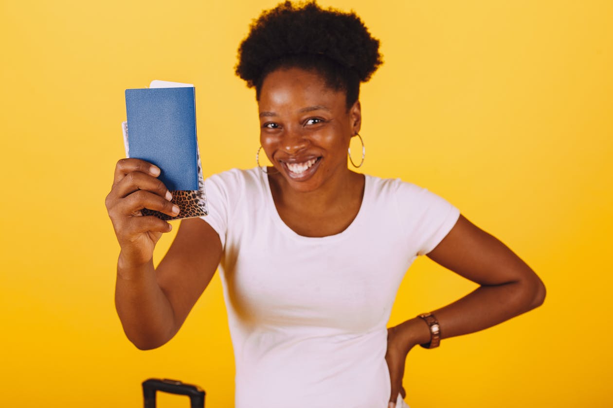 Nationalite togolaise - femme africaine tenant son passeport