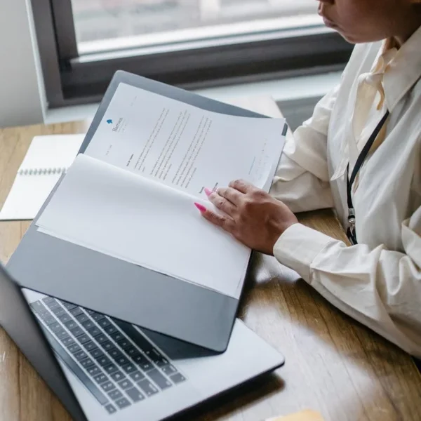 Comment porter plainte au Togo - femme africaine examinant des documents officiels