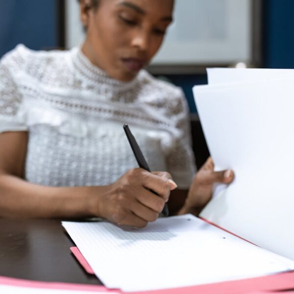 Procuration au Togo depuis etranger - femme signant un document officiel