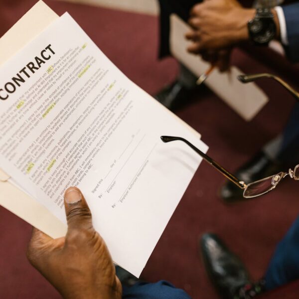 Contrat de travail au Togo - personne tenant un document contractuel