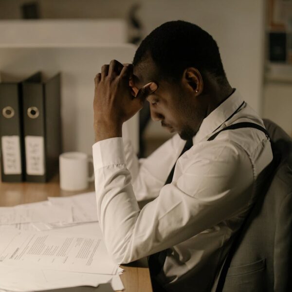 Salarie africain au bureau faisant des heures supplementaires au Togo