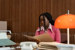 Changement de prénom au Togo - femme consultant des documents administratifs pour modifier son acte de naissance