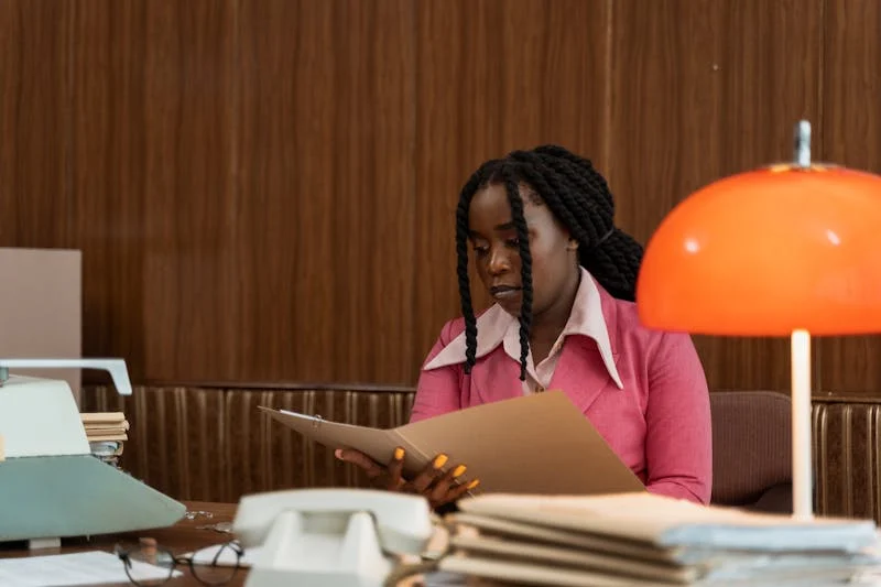 Changement de prénom au Togo - femme consultant des documents administratifs pour modifier son acte de naissance