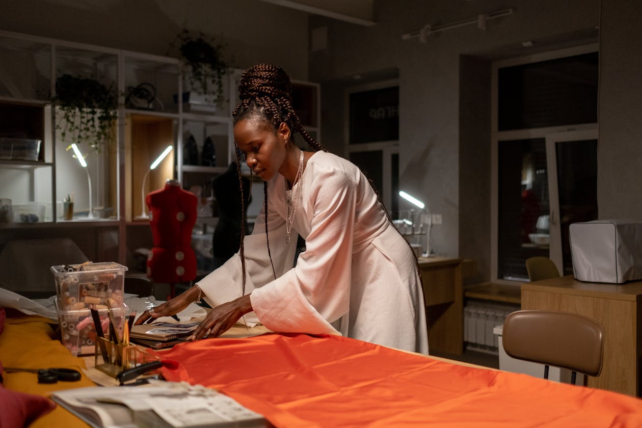 Artisane togolaise au travail dans son atelier, outils et matériel posés sur l'établi