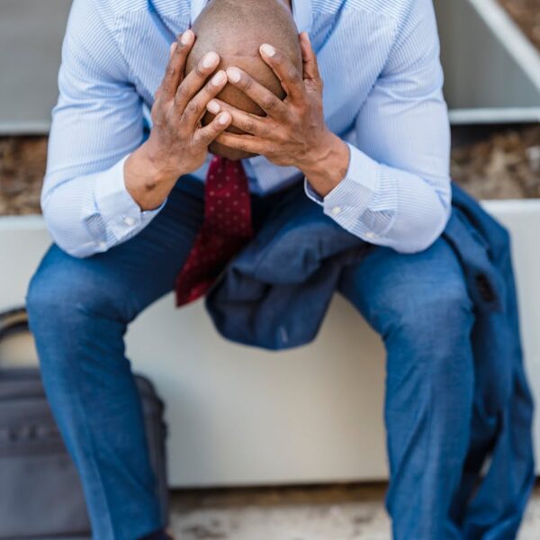 Renvoi sans préavis au Togo - salarié stressé après un licenciement brutal