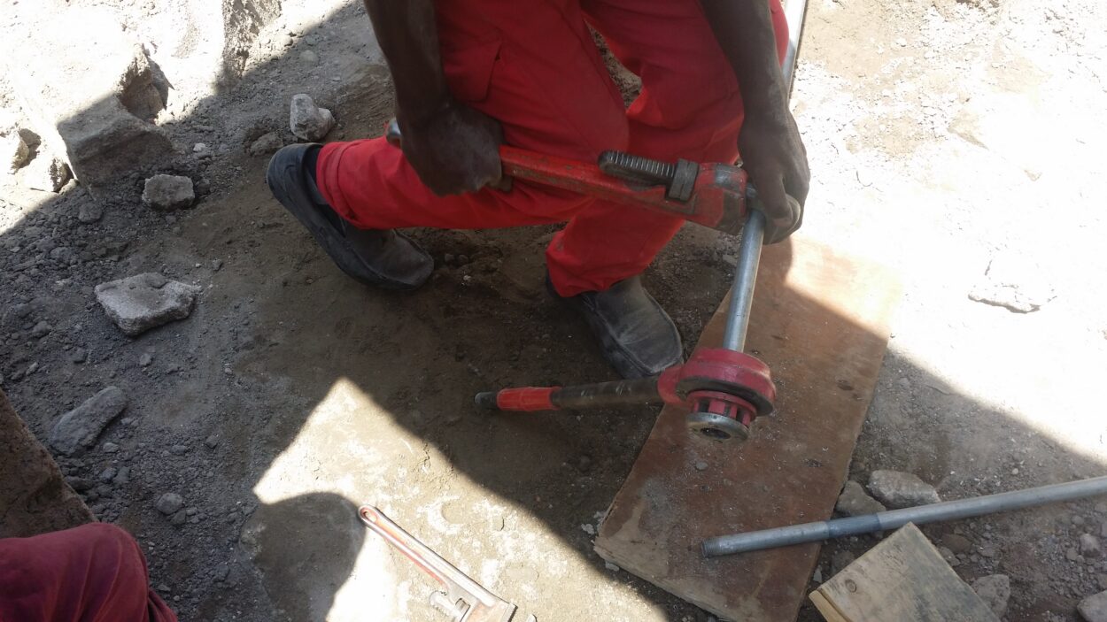 maçon accident chantier Togo - ouvrier BTP africain sur chantier