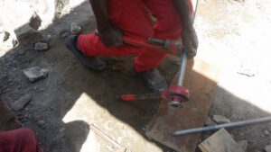 maçon accident chantier Togo - ouvrier BTP africain sur chantier