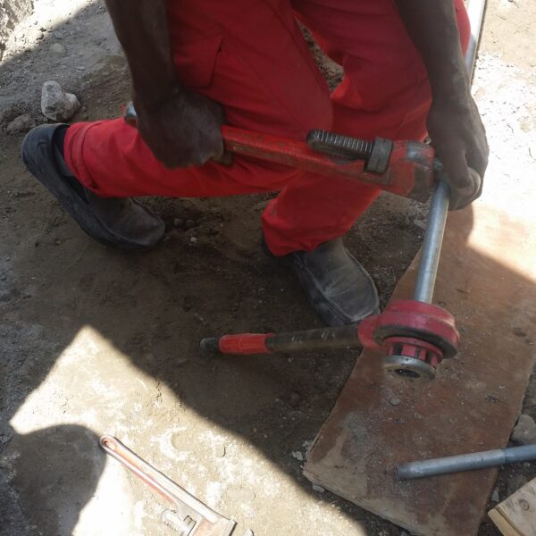 maçon accident chantier Togo - ouvrier BTP africain sur chantier