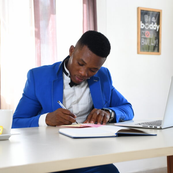 contrat bail location Togo - homme africain signe document bureau