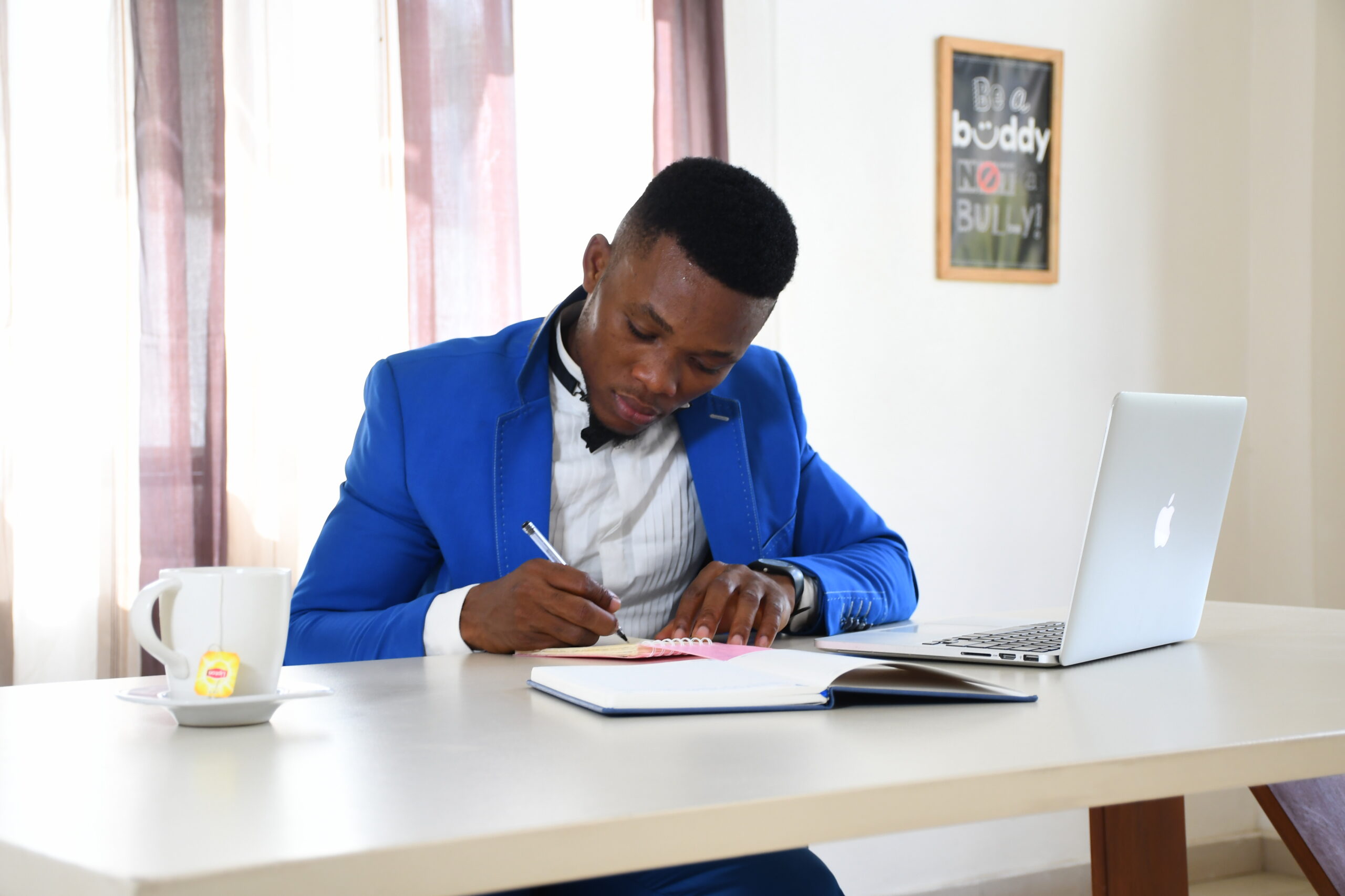 contrat bail location Togo - homme africain signe document bureau