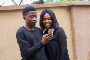 expulsion locataire Togo - couple africain devant maison Lomé