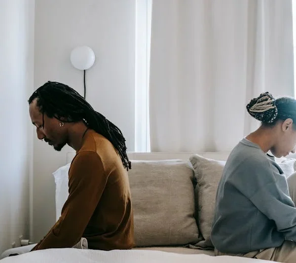 Cout divorce Togo - couple en conflit conjugal assis dos a dos