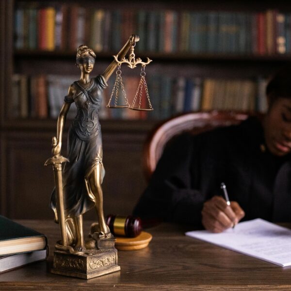 Juge africaine avec statue de la justice - détention préventive Togo procédure