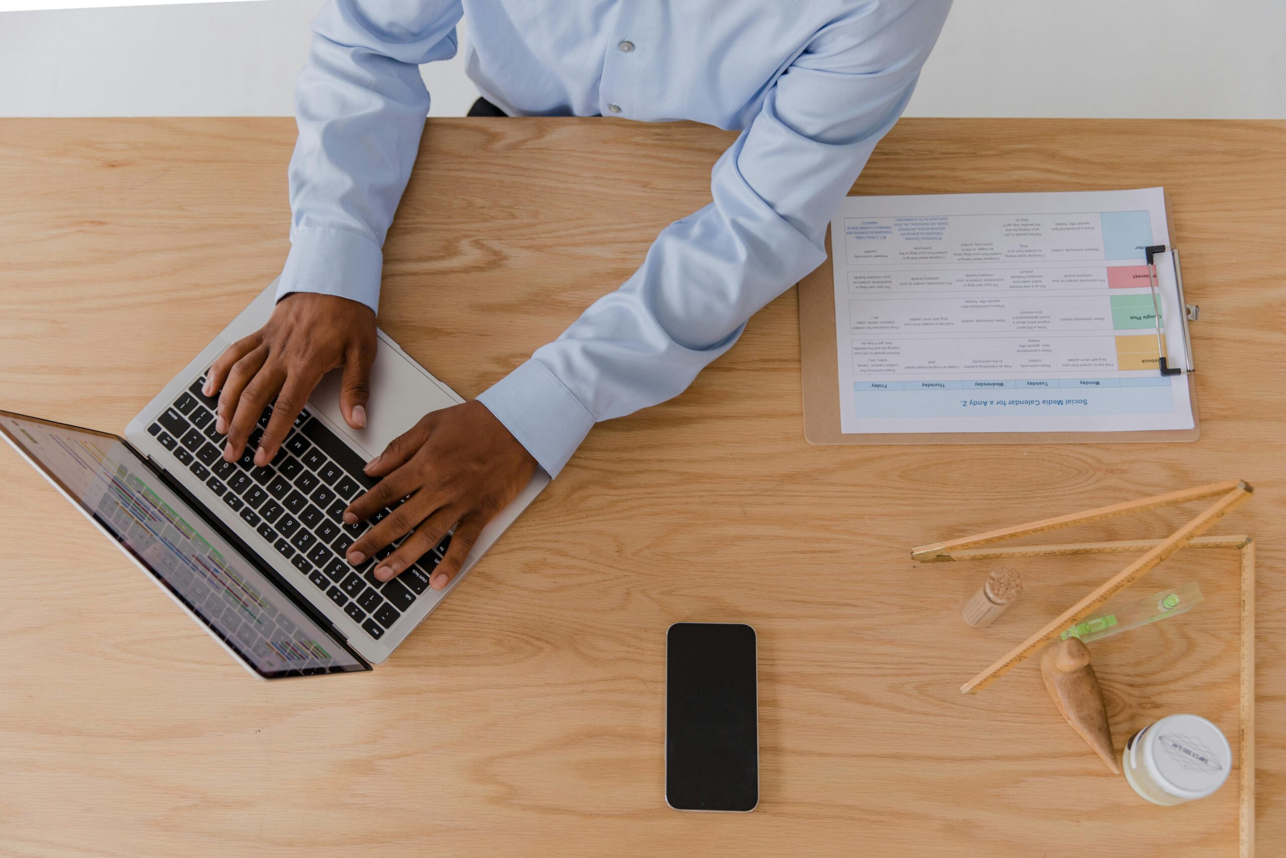 Embaucher CDI Togo : dossier salarié contrat travail bureau RH PME africain