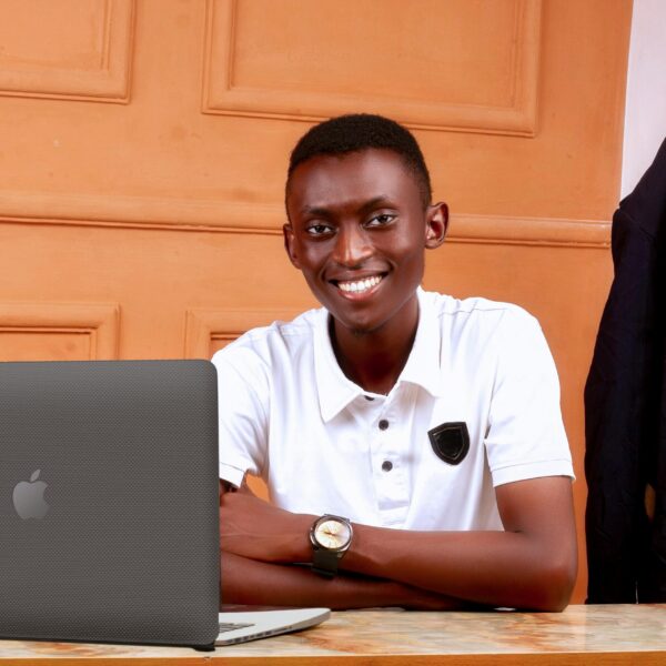 NIF Togo en ligne : jeune entrepreneur africain travaille sur son ordinateur pour sa demarche fiscale