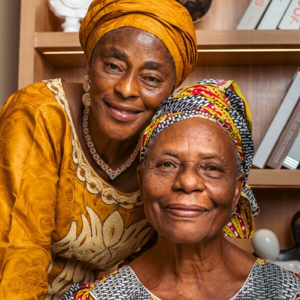 succession héritage Togo - femmes âgées africaines en tenue traditionnelle