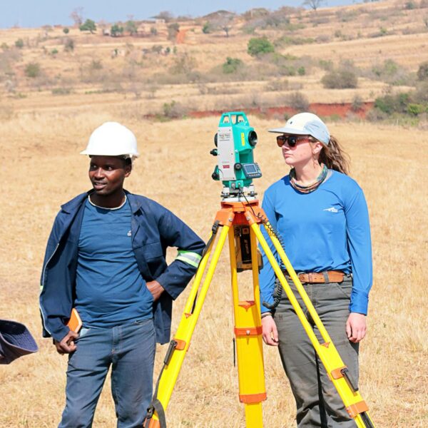 Géomètre assermenté DCCFE effectuant un bornage contradictoire en zone rurale africaine