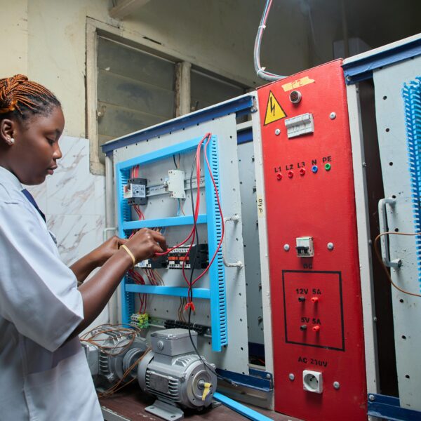 Facture normalisée Togo : technicienne africaine sur chantier électrique illustre le métier des artisans qui doivent se formaliser pour accéder au B2B