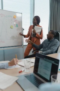 facture impayée Togo - professionnels africains en réunion d'affaires