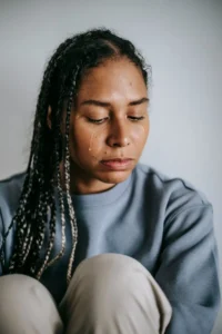 droit visite refusé Togo - femme triste séparée de ses enfants