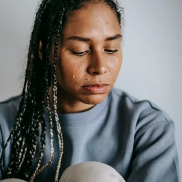 droit visite refusé Togo - femme triste séparée de ses enfants