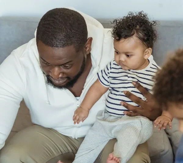 droit de visite enfant Togo - père africain jouant avec ses enfants